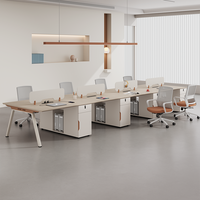 Bureau de travail multi-places en bois clair au design minimaliste avec armoire de rangement spacieuse intégrée