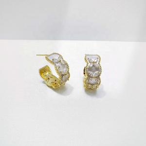 Pendientes de plata de ley 925 al por mayor, estilo occidental, bicolor, de moda para mujer, únicos, de verano, con trébol chapado en oro y perlas. - Product Image 2