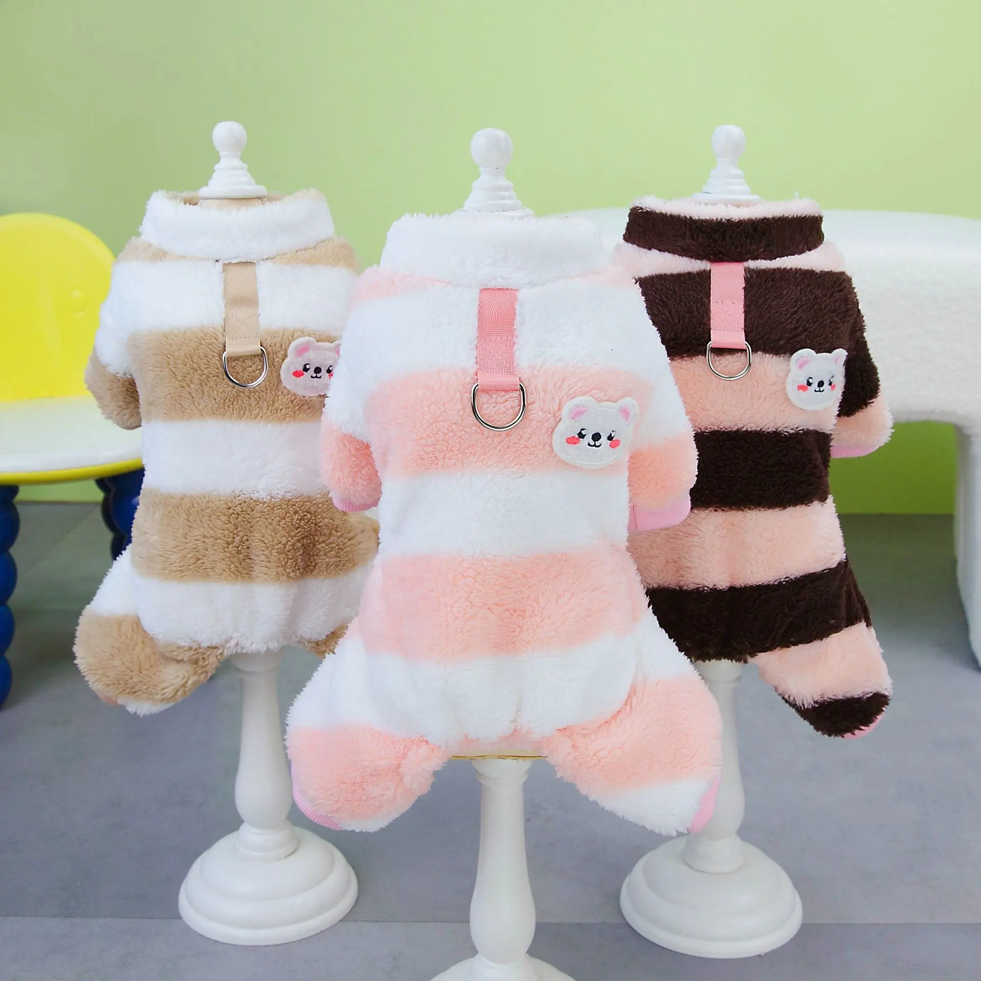 かわいいクマの縞模様のペットジャンプスーツ犬のための冬の暖かいフリースの服ジャケット4本足のコート猫の子犬のパジャマ犬のセーター