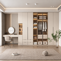 Système de dressing intégré moderne avec portes en verre à panneaux cannelés pour projets de chambres parentales de luxe