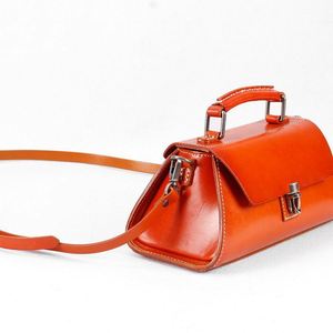 Sac à main de luxe en cuir de vachette italien, style vintage, doublure en cuir de luxe, fermeture à bouton, sac portable de luxe pour femme - Product Image 3
