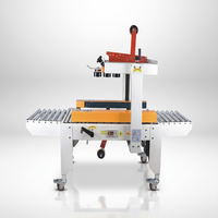 Machine à sceller les boîtes et cartons avec ajustement automatique de la taille et entraînement latéral par courroie, pour l'emballage de cartons et caisses