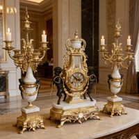 Ensemble d'horloges en laiton antique de luxe avec base en marbre et candélabres pour une décoration intérieure classique