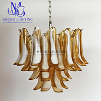 Lustre en verre de Murano médiéval français, pendentif artisanal en forme de fer à cheval, dégradé ambré-blanc superposé, pour l'intérieur de villas de luxe
