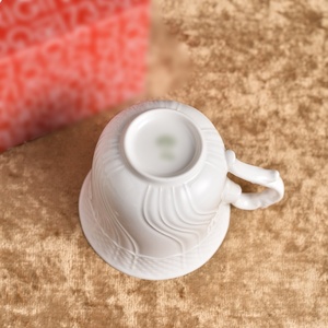 Taza de Café de Cerámica Europea con Técnica de Grabado, Taza para Té de la Tarde, Taza de Oficina, Apta para Lavavajillas y Microondas, Regalo - Product Image 3