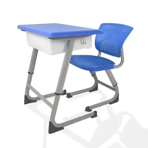 교실 세트 중간 아이들 책상과 의자 학생을 위한 저장을 가진 다채로운 학교 책상