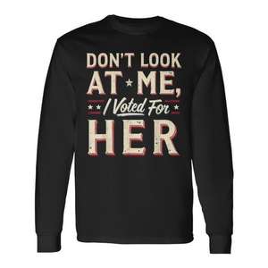 Camiseta de manga larga con estampado de humor político: No me mires, voté por ella - Product Image 1