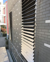Stores de fenêtre horizontaux motorisés modernes en alliage d'aluminium à lamelles réglables pour extérieur