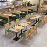 Ensemble de restaurant en bois durable et écologique avec tables à manger, chaises, tabourets de bar et canapés de banquettes - Design moderne pour une utilisation en extérieur