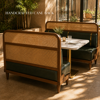 Bancs de restaurant en rotin tressé avec table en marbre et colonnes jumelles en laiton pour usage en hôtels et complexes hôteliers