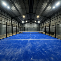 Terrain de padel intérieur panoramique, structure en acier, auvent en verre trempé, aménagement à haut plafond, livraison directe d'usine
