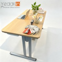 Cadre réglable simple et moderne pour bureau d'ordinateur en bois avec pieds en métal robustes et design épuré pour petit espace de travail