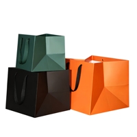 Sacs shopping en carton de luxe avec logo personnalisé, matériaux recyclés, estampage à chaud, poignée en ruban pour la vente au détail de vêtements et les expositions