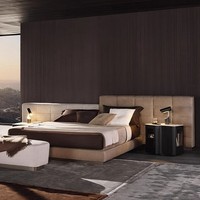 Lit plat Lawrence de grande taille, style italien minimaliste, avec cadre en bois doux et tissu mat, design moderne inspiré du lit en bloc de tofu