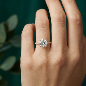 Anillo de Diamante Redondo Brillante Cultivado en Laboratorio, Banda de Oro con Media Pavé, Halo Oculto, Engaste Catedral, Anillo de Moda para Mujer - Product Image 1