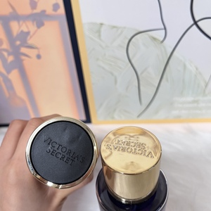 Set Victoria <span class=keywords><strong>Secret</strong></span> <span class=keywords><strong>Velvet</strong></span> Petals: Lozione Corpo 236ml e Spray Corpo 250ml, Profumo Originale per Donne - Product Image 2