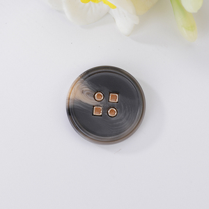 4 lỗ may Polyester biểu tượng tùy chỉnh thương hiệu phụ nữ không quần áo Áo khoác màu xám nâu thời trang ưa thích nút bán buôn các nhà sản xuất - Product Image 5