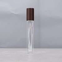 Flacons de parfum en verre de 10 ml, forme cylindrique carrée transparente, avec pompe pulvérisatrice en aluminium argenté et bouchon en bois de hêtre et de noyer, pour voyage.
