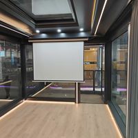 Cabine de luxe haut de gamme en forme de capsule spatiale, une petite chambre mobile moderne pour hôtel