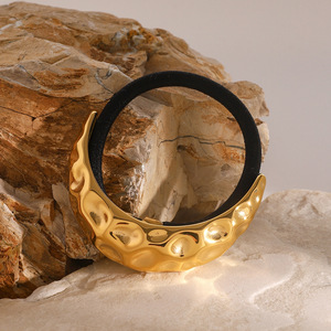 Diadema de Acero Inoxidable con Diseño Martillado en Forma de C, Negra con Baño de Oro, Estilo Casual - Product Image 4