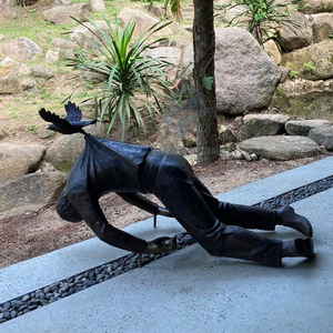 Famosa Escultura <span class=keywords><strong>de</strong></span> Bronce <span class=keywords><strong>de</strong></span> Gran Tamaño <span class=keywords><strong>para</strong></span> Exteriores, Estatua <span class=keywords><strong>de</strong></span> un Hombre Sosteniendo un Pájaro, en Venta - Product Image 1