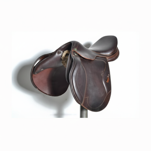 Nouvelle selle de cheval de saut d'obstacles anglaise de qualité supérieure, en cuir véritable durable avec un siège souple pour une conduite confortable - Product Image 1