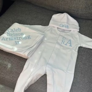 ชุดรอมเปอร์คลุมเท้าสำหรับเด็กแรกเกิดผ้าคอตตอน100% โมโนแกรมพร้อมหมวกเข้าคู่ผ้าห่มคลุม2025เรอ - Product Image 2