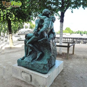 Statue de jardin moderne en bronze d'homme et de femme nu s'embrassant - Product Image 6