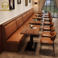 Stand en cuir PU + chaises de restaurant marron Atmosphère de salle à manger rétro et chaleureuse Cabine en bois Canapé Table Chaises en fer