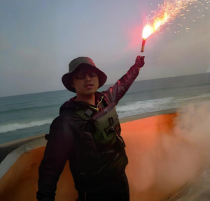 Señal de Emergencia, Bómbola de Humo Roja en Envoltorio Amarillo, Pirotecnia 1.4G, Señal de Rescate DNS, Fuegos Artificiales, Bómbola de Humo de Alta Calidad para Exteriores - Product Image 5