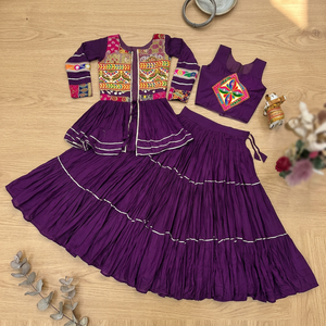 Vestido corto plisado con estampado étnico morado y bordado, estilo casual para mujer - Product Image 3