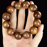 Bracelet en perles de bois de santal au design moderne pour homme, perles de chapelet en bois rouge et jaune avec plaque décorative, idéal pour les anniversaires