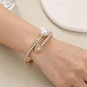 Brazalete Abierto de Acero Inoxidable Impermeable con Corazón de Cristal y Perlas de Imitación, Elástico y Flexible, Tipo Tenis, para Mujer - Product Image 2