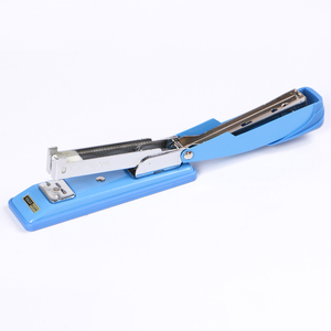 Engrapadora de Escritorio Manual de Metal Estilo Clásico Eagle con Removedor de Grapas 207R 24/6 y 26/6 para Material Escolar y de Oficina, Azul - Product Image 4