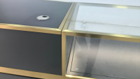 Vitrine à bijoux haut de gamme en verre trempé noir et or avec éclairage LED, écologique, étanche, taille personnalisable, pour centre commercial YIZHAN