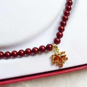 Collana Vintage con foglia d'acero rosso ciondolo di perle di lusso di fascia alta per le donne Casual in lega di rame catena alla moda - Product Image 4