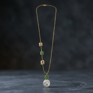 Collier personnalisé plaqué rhodium avec grande pièce de monnaie, perle, pierre précieuse verte et grappe de perles, chaîne câble, cadeau de luxe pour femme, bijoux de mariée - Product Image 4