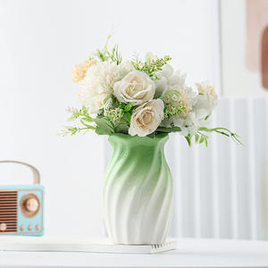 Vase en céramique blanc minimaliste moderne, à motif ondulé, bord festonné, multicolore rose/bleu/jaune, finition brillante, pour la maison - Product Image 2