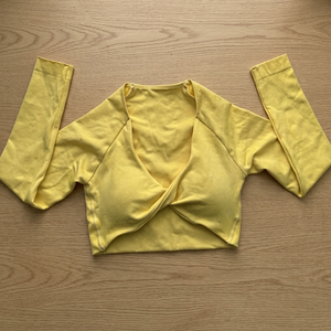 เสื้อครอปสีเหลืองสำหรับผู้หญิง ผ้าเดรป ผ้าสแปนเด็กซ์ โพลีเอสเตอร์ แห้งเร็ว ทรงเข้ารูป - Product Image 1