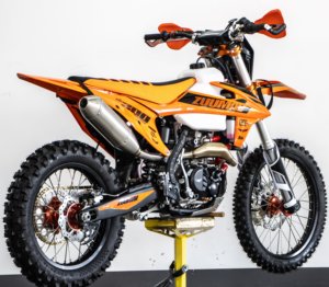Moto de course tout-terrain puissante et économique de 300 cm³ - Product Image 2