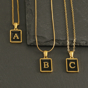 Amuleto de Letra Cuadrada Negra |   Colgante Rectangular de Acero Inoxidable Chapado en Oro PVD de 18K con Inicial del Alfabeto en Esmalte |   Resistente al agua y duradero - Product Image 6