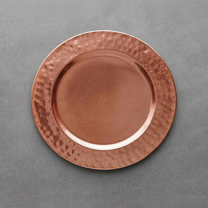 Assiette de service ronde en cuivre à centre lisse et bord martelé – Assiette décorative en métal haut de gamme pour la restauration fine et les cadeaux - Product Image 1