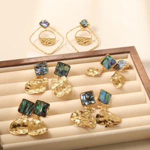 Bijoux de mode en gros, boucles d'oreilles pendantes en acier inoxydable à géométrie irrégulière en forme de feuille, plaquées or 18 carats, avec coquille d'ormeau pour femmes - Product Image 2