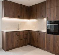 Ensemble de cuisine modulaire en bois brun foncé avec four intégré et éclairage sous l'armoire SANTOPOVA