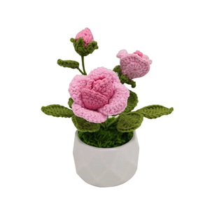 Flores de ganchillo de Feliz Día de la madre hechas a mano al por mayor, flores de rosas de 3 cabezas en maceta para regalos de escritorio de oficina en casa - Product Image 4