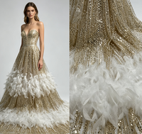 Tissu en tulle à paillettes verticales couleur or champagne personnalisé avec dentelle de plumes d'autruche blanches superposées pour robe de mariée de défilé