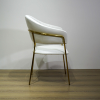 Fauteuil de salle à manger portable de luxe en métal doré, moderne et rembourré blanc, idéal pour hôtels, mariages, événements, locations, salons et appartements