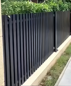 Panneaux de clôture à lattes <span class=keywords><strong>verticales</strong></span> en aluminium <span class=keywords><strong>pour</strong></span> bricolage modernes Portes en treillis en alliage métallique noir Rampe thermique en bois Bordure de cour <span class=keywords><strong>pour</strong></span> usage résidentiel - Product Image 4