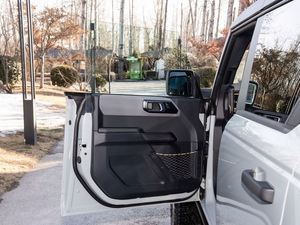 Veicolo <span class=keywords><strong>Ford</strong></span> Bronco Usato Certificato, Auto di Seconda Mano con Motore Ibrido 2.7L e Cambio Automatico a 10 Velocità per Avventure Fuoristrada - Product Image 4