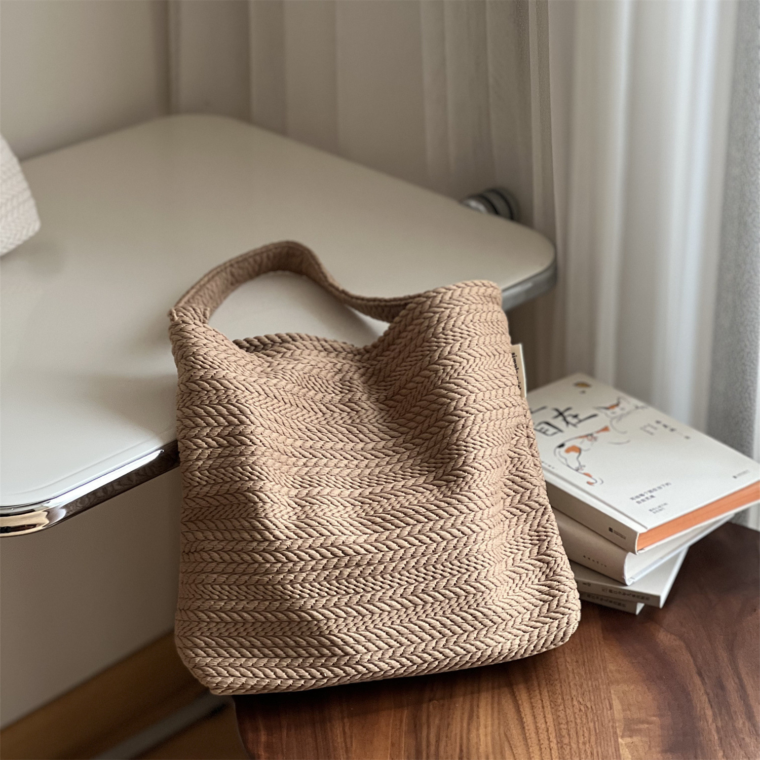 Bolso de hombro camel para llevar bajo el brazo.